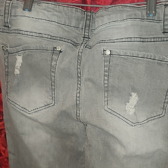 Blue Asphalt Junior's Distressed Gray Skinny Jeans Size 13/31 - Picture 9 of 11